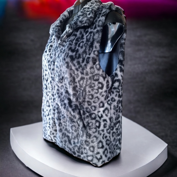 Betsey Johnson Super Soft Leopard Print Vest - Picture 2 of 9